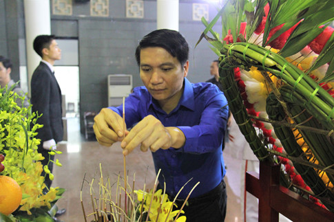 Gia đình cụ Hoàng Thị Minh Hồ tặng tiền phúng viếng cho đồng bào lũ lụt